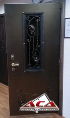 Металлическая дверь с коваными накладками